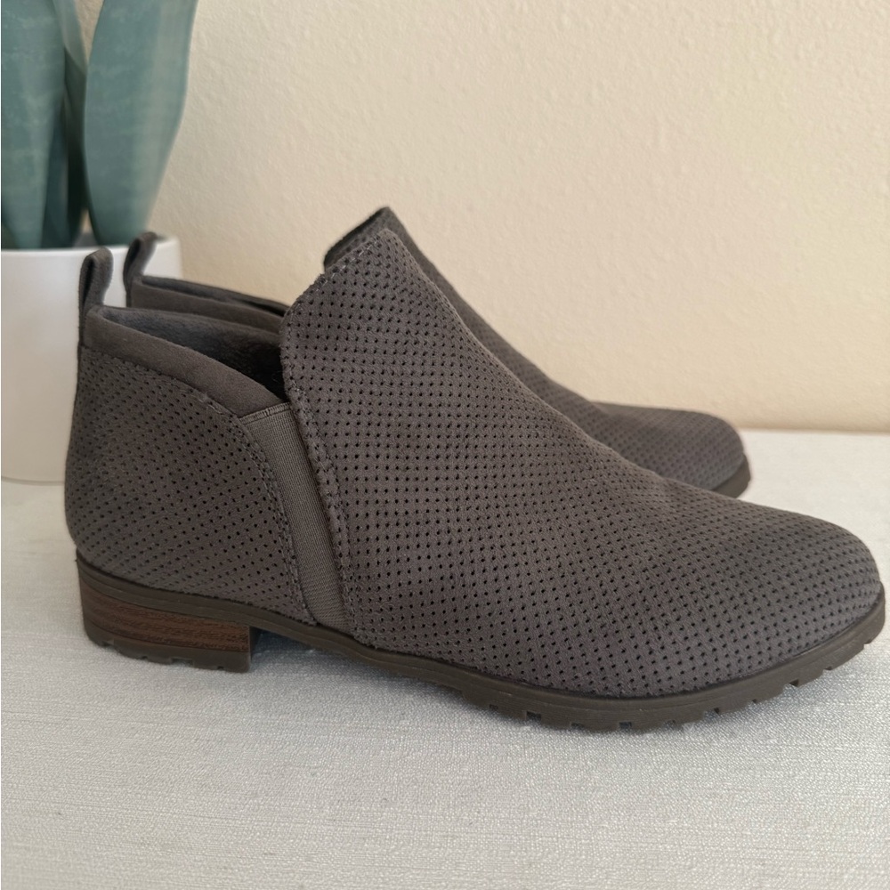 New Dr. Scholl’s Gray Perforated Faux Suede Ankle Booties